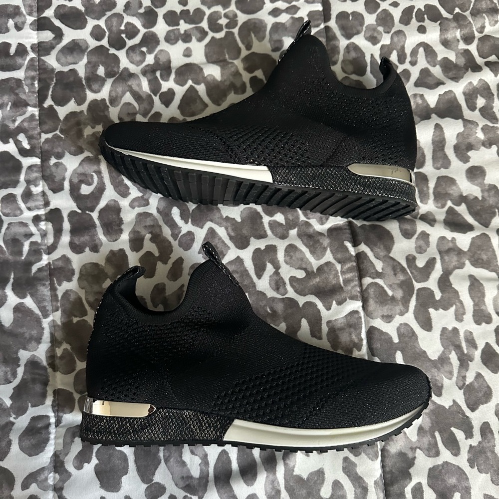 NWOB Urban Sport by J Slides black sneaker sz 9